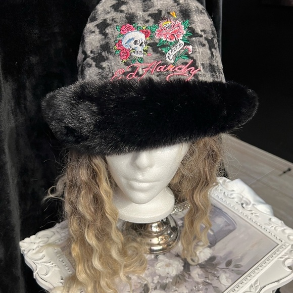 ☠️? Ed Hardy Faux Fur Winter Bucket Hat with a faux-fur brim.☠️?NWT main image 11